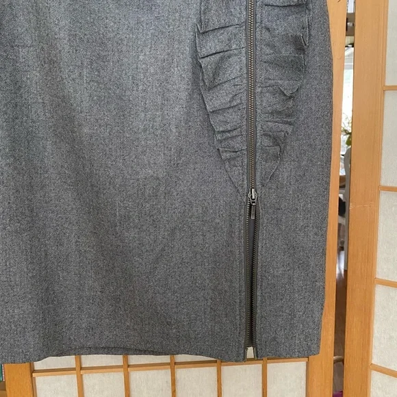Banana Republic Grey Wool Front Full Zip Ruffle Detail Skirt SZ 10 - Picture 7 of 9